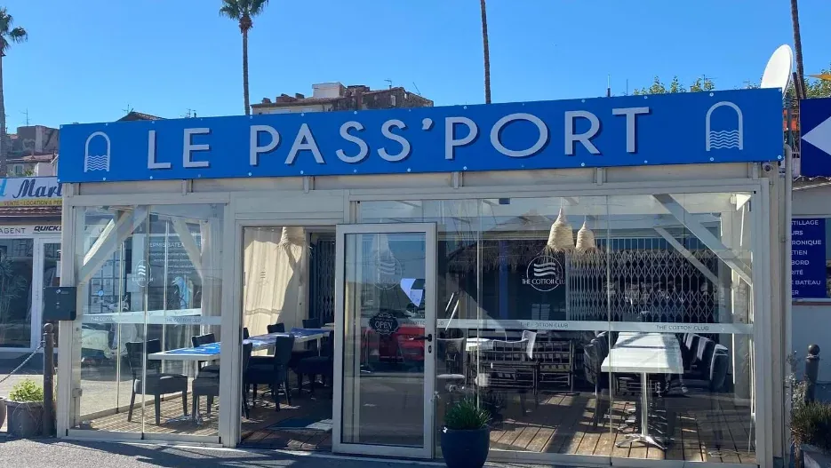 Façade bleue du restaurant Le Pass'Port sur le port de plaisance de La Ciotat