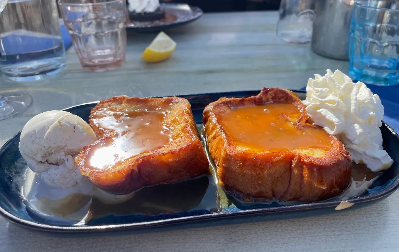 Pain perdu caramélisé avec glace et chantilly