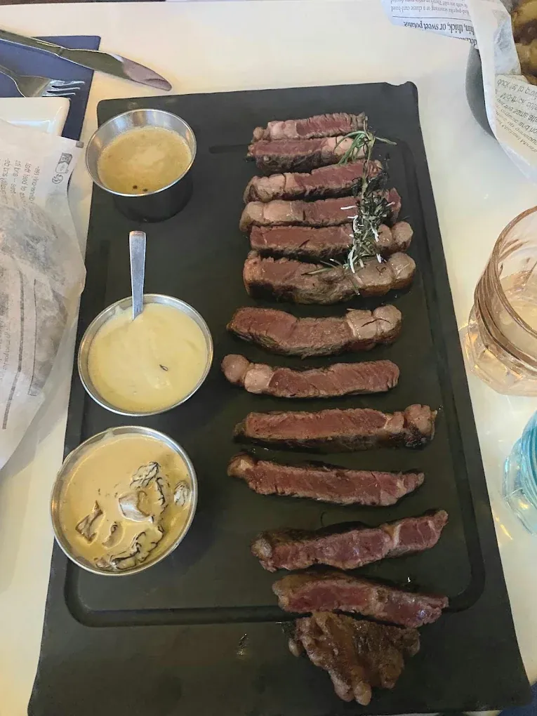 Viande tranchée servie avec trois sauces
