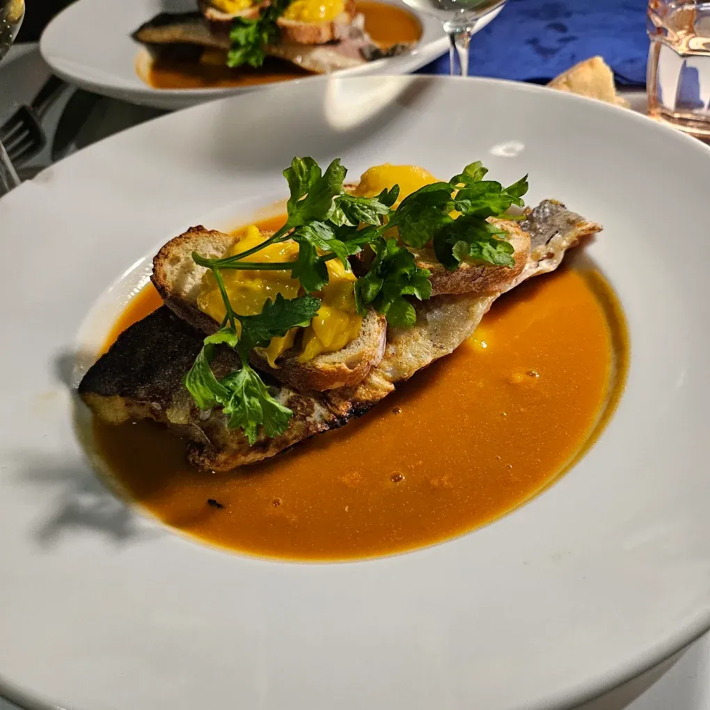 Filet de poisson sur une sauce orangée