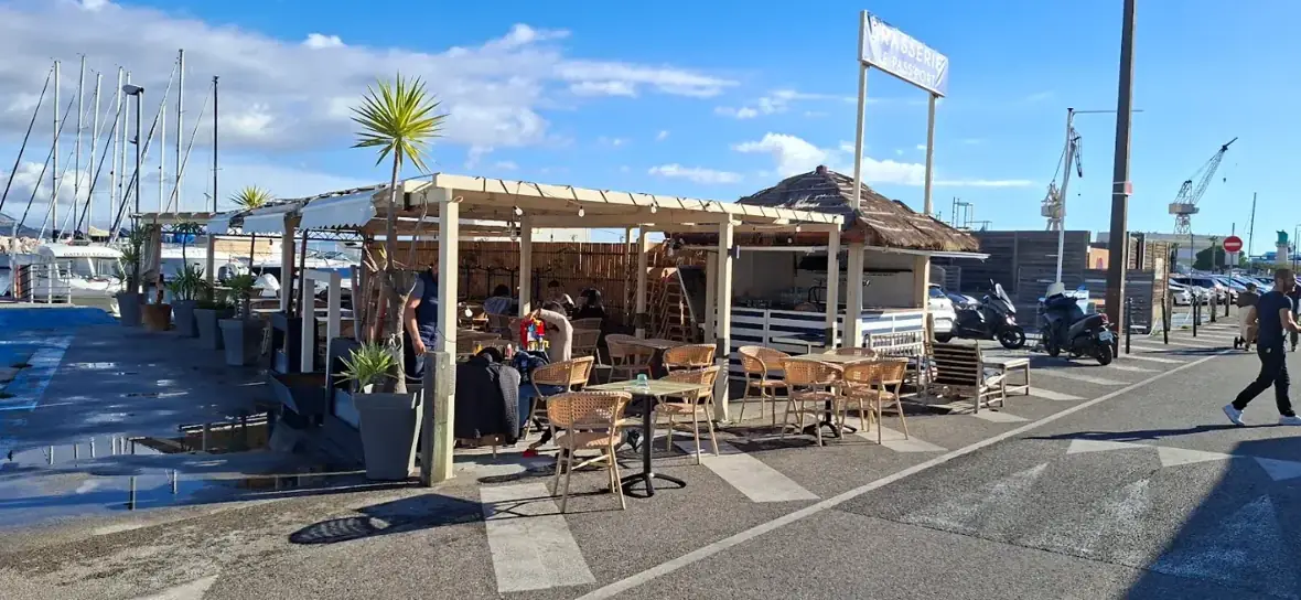 Terrasse du Pass'Port sur le quai du port de plaisance de La Ciotat